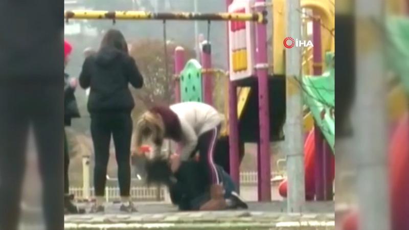 Genç kızı saçlarından tutup tekme tokat dövdü! Parkta dehşet anları