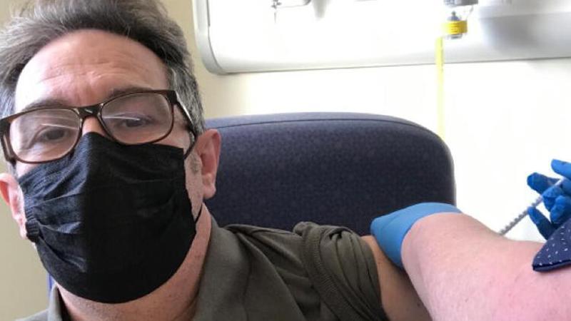 İngiltere'de Kovid-19 aşısı olan Türk doktor, aşı hakkında önemli bilgiler verdi