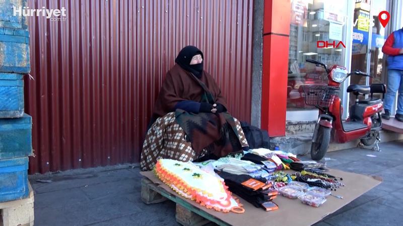 3 çocuğunu çorap satarak büyütüyor