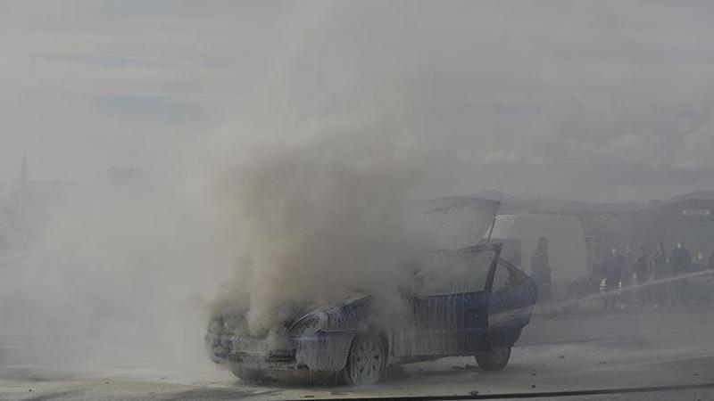Seyir halindeki otomobilin motoru alev aldı