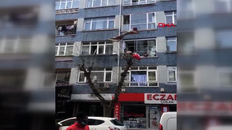 Yer Fatih... Eline ne geçirdiyse balkondan aşağı attı