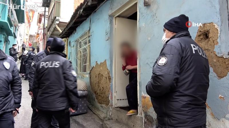 Kısıtlamada mahalleyi birbirine kattı, polislere çaydanlıkla direndi