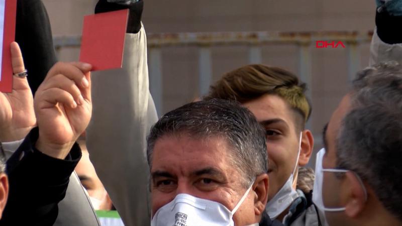 Roman vatandaşlar, Erman Toroğlu'nun söylemlerini mahkemeye taşıdı