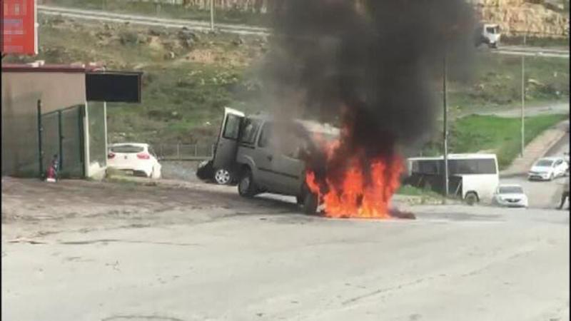 Başakşehir'de araç alev topuna döndü