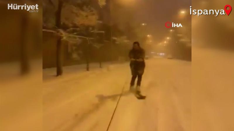 İspanya'da yoğun kar yağışı eğlenceye dönüştü