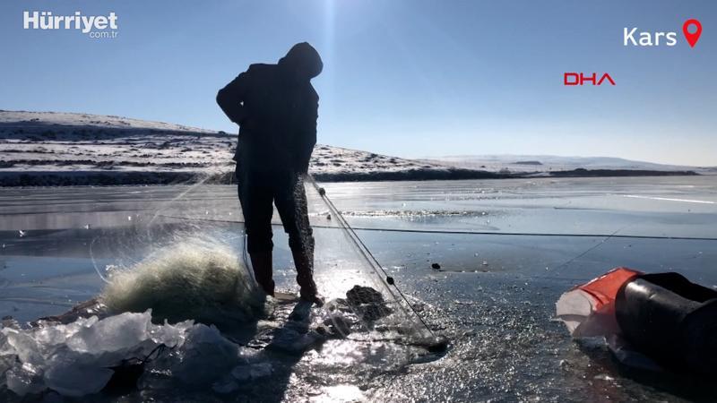Buz tutan Çıldır Gölü'nde ailece Eskimo usulü balık avı