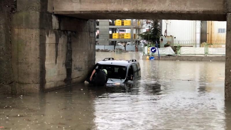 Edirne'de yarıya kadar suya gömülen aracın camından çıkan sürücünün aracını itfaiye kurtardı