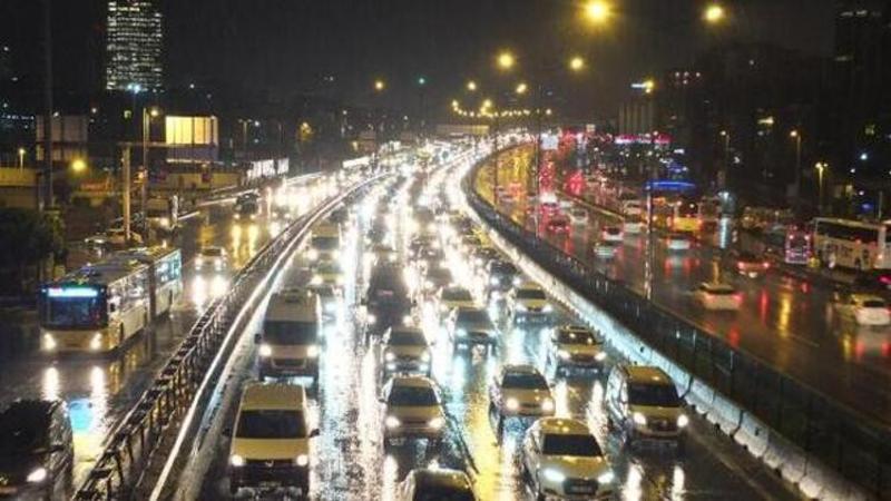 İstanbul'da trafik adeta kilitlendi