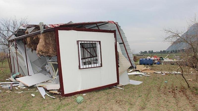 Fırtına konteyner evi 30 metre uçurdu: 2 yaralı
