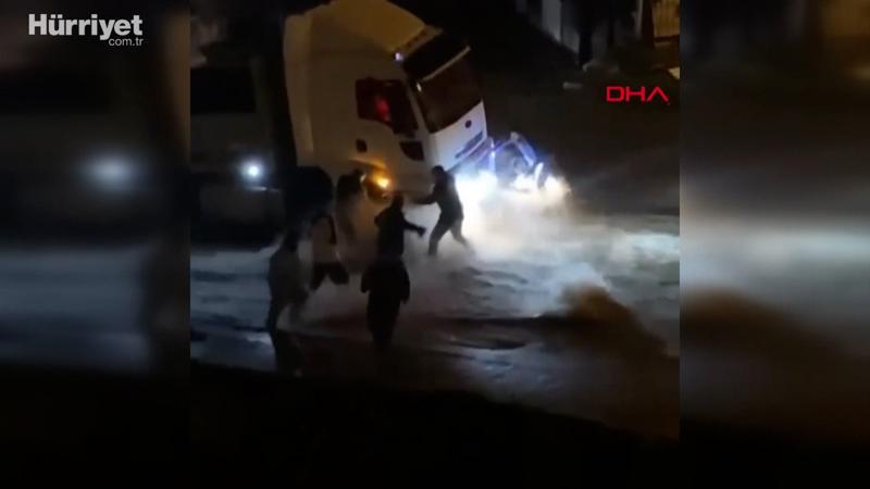 Sel sularına kapılan bir kadın, TIR'ın altında kalmaktan böyle kurtarıldı