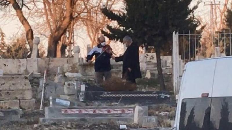 İlginç görüntü! Mezar başında keman çaldırdı