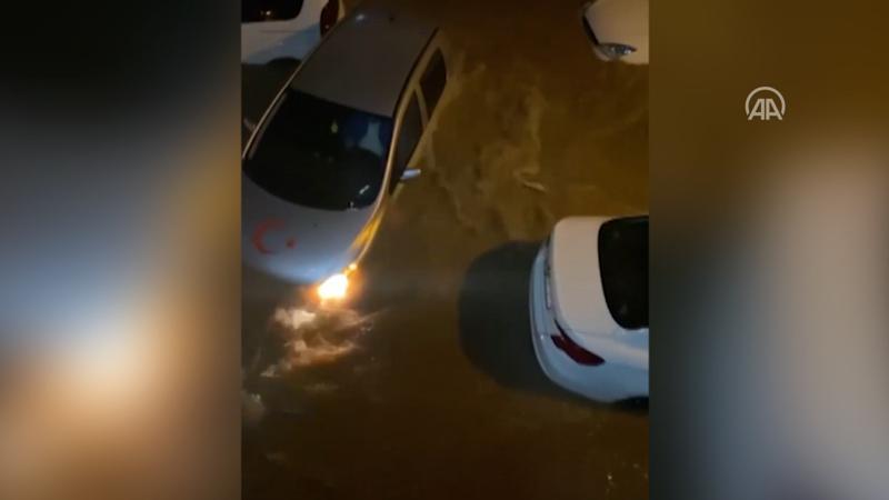 İzmir’de su taşkınında aracında mahsur kaldı böyle yardım istedi