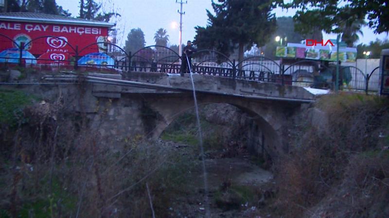 Balıklar ölmesin diye kuruyan şelaleye hortumla su veriyor