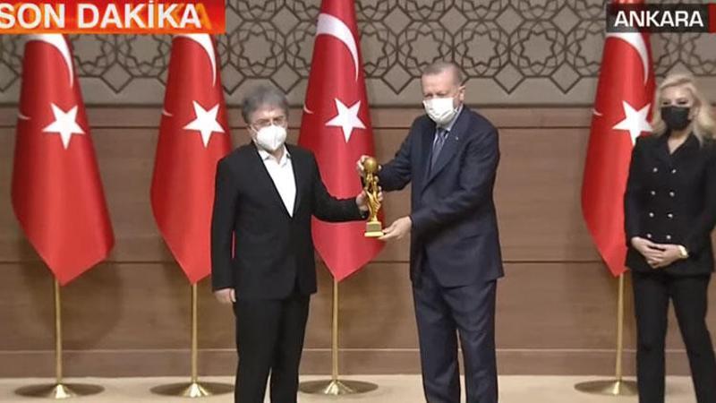 Ahmet Hakan, Tarafsız Bölge programıyla ödüle değer görüldü