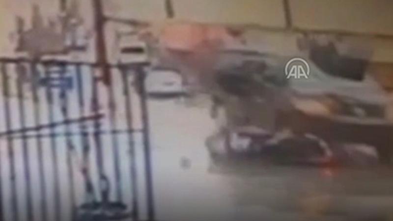 Arnavutköy'de minibüsle çarpışan motosiklet sürücüsü yaralandı