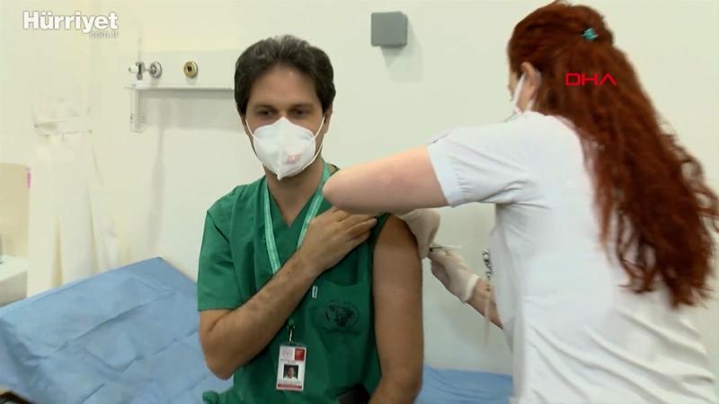 İstanbul'da ilk aşı sağlık çalışanlarına yapıldı