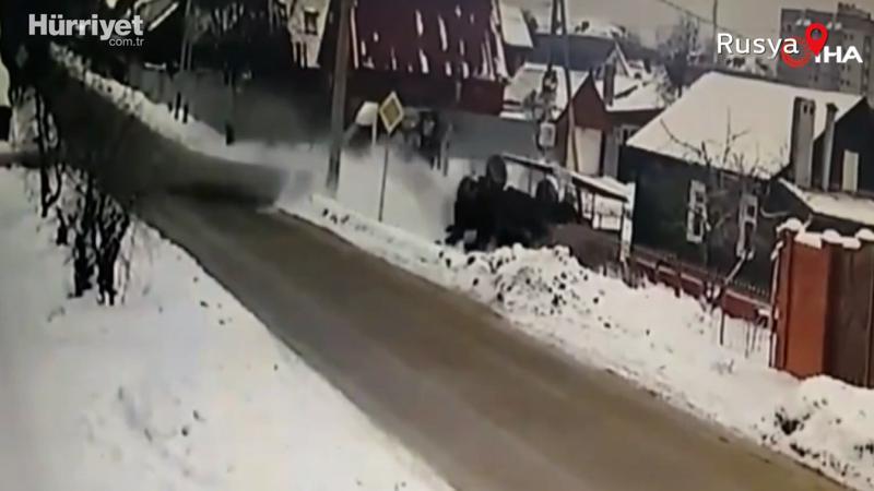 Feci kaza! Çarpışan araçlar evin bahçesine uçtu