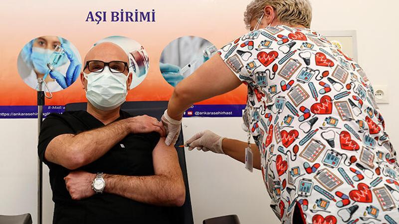 Bilim Kurulu üyesi Doç. Dr. Afşin Emre Kayıpmaz, koronavirüs aşısının ilk yan etkilerini anlattı