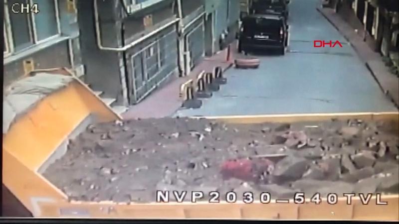 Beyoğlu'nda kamyon binaya girdi; anne ve çocuğu ölümden döndü