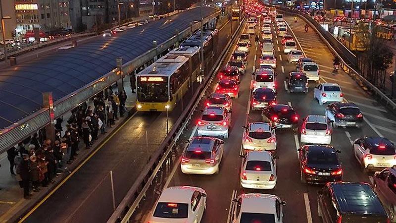 Sokağa çıkma kısıtlaması öncesi trafik yoğunluğu arttı