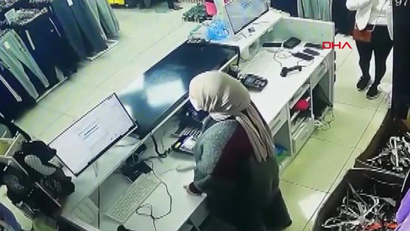 Güle oynaya hırsızlık yapmaya geldiler! Mağazada cep telefonu hırsızlığı kamerada