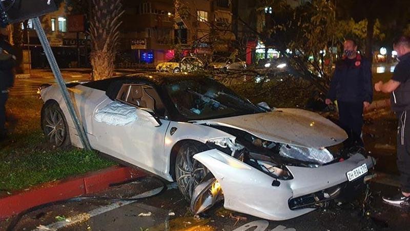 Antalya'da refüje çıkıp, ağaca çarpan lüks otomobildeki 2 kişi yaralandı