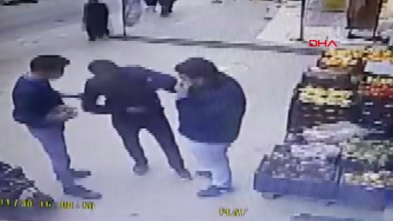 Esenyurt'ta bir marketten sucuk çaldığı iddia edilen şüpheliyi, market çalışanları yakaladı.