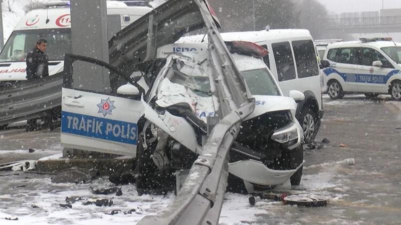 Beşiktaş'ta sivil polis aracı, trafik polisi aracına arkadan çarptı