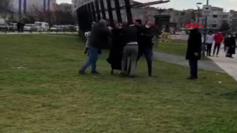 Küçükçekmece'de kavgayı ayırmak isteyen kadın yumrukların arasında kaldı