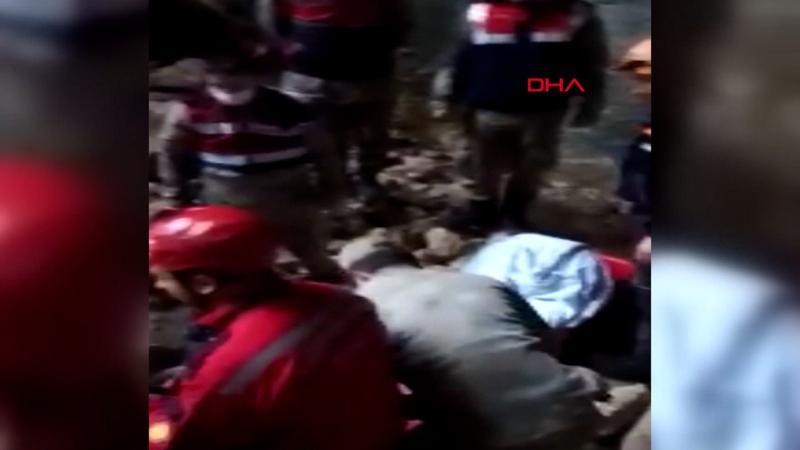 Fotoğraf çekmek için gittiği mağarada düşerek yaralanan kişi, ekiplerin uzun uğraşı sonucu kurtarıldı