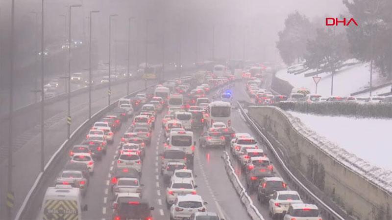 İstanbul'da kar yağışı etkisini arttırdı... Trafik yoğunluğu oluştu