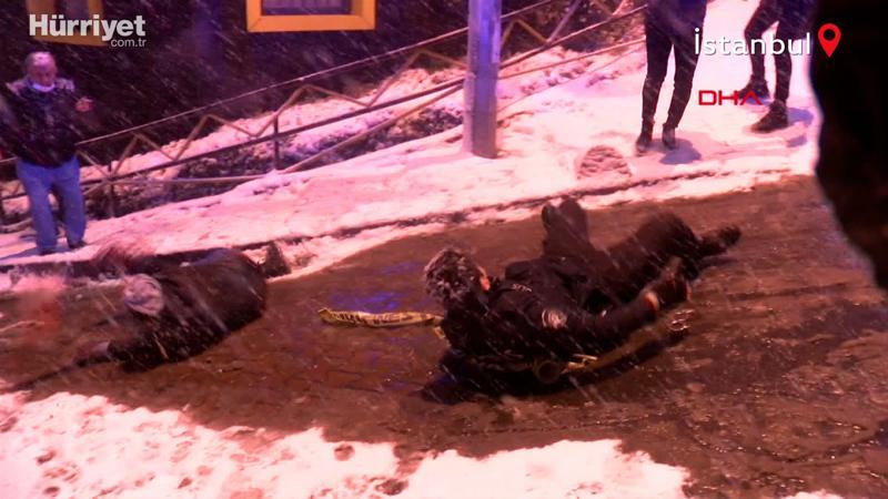 İstanbul’da etkili olan kar, vatandaşlara zor anlar yaşattı