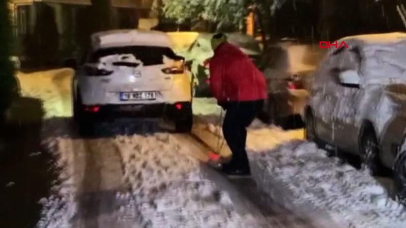 İlginç anlar! Karlı yolda cipin arkasına bağladığı iple kayak yaptı