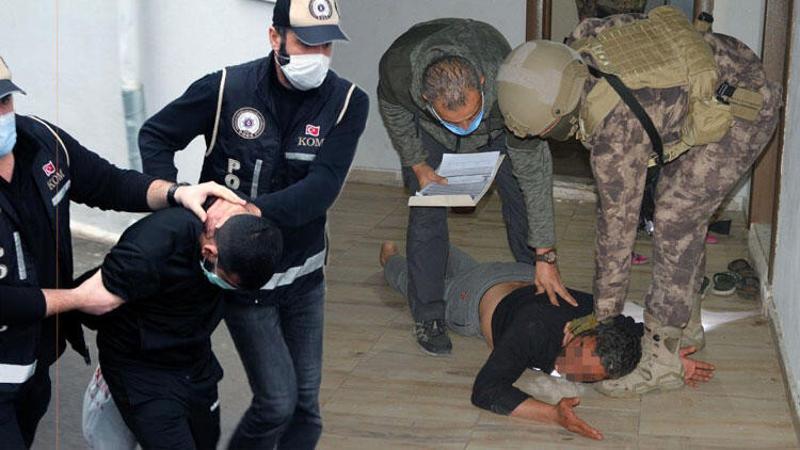 Cinayeti üstlenmesi için tehdit ettiği gencin evine 'kan davalısı' yazmış