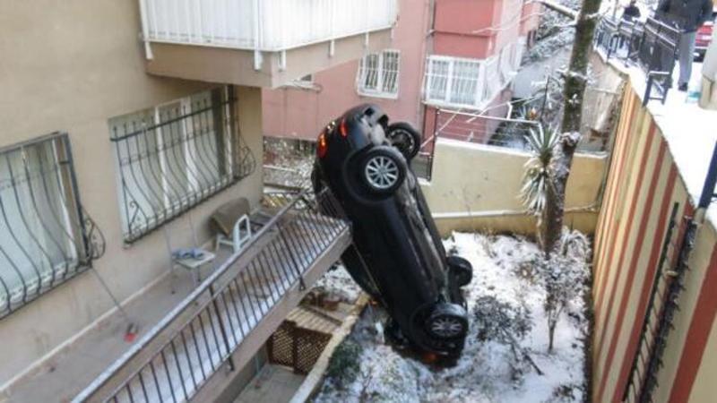 İlginç kaza! Apartmanın bahçesine uçan araç dik durdu
