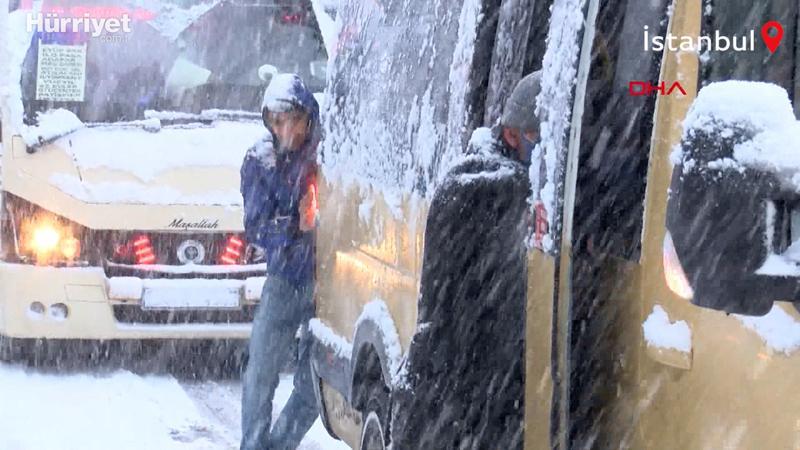 Gaziosmanpaşa'da yollar buz tuttu; yolda kalan minibüsü yolcular itti