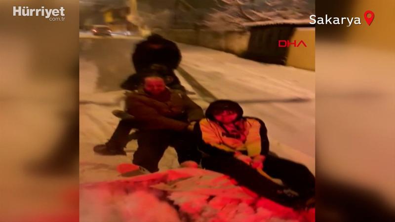 Aracın arkasına bağladıkları brandayla kayıp eğlendiler