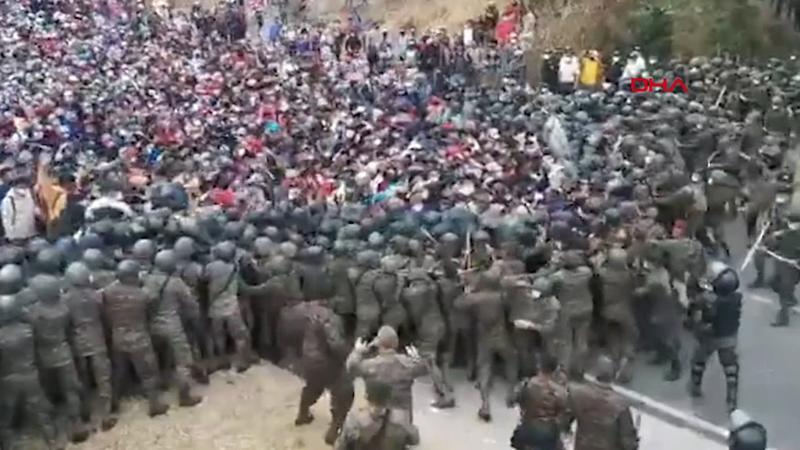 ABD'ye gitmeye çalışan binlerce göçmen ile Guatemala ordusu arasında arbede