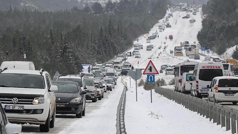 Denizli - Antalya karayolu, yoğun kar yağışı nedeniyle ulaşıma kapandı