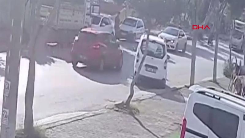El frenini çekmediği araç park halindeki araçlara böyle çarptı