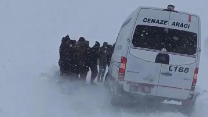 Hakkari Yüksekova'da araçlar tipi nedeniyle yolda kaldı