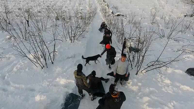 Kendilerinin oluşturdukları pistte karın tadını çıkardılar