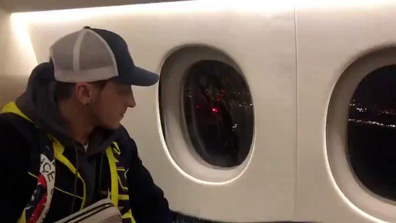 Mesut Özil, İstanbul'a iniş anını paylaştı