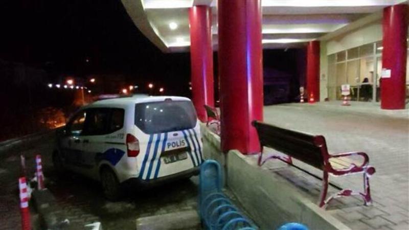 Buzlanan yolda kontrolden çıkan traktördeki av tüfeği patladı: 1 yaralı
