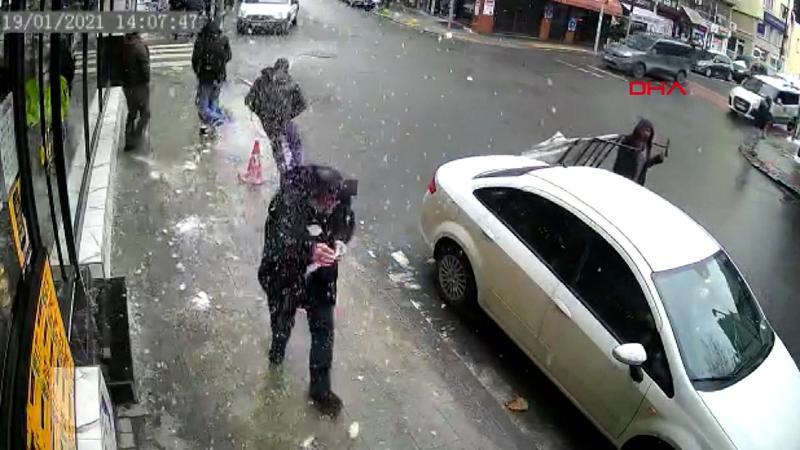 Şişli’de bir kişinin başına buz sarkıtı düştüğü görüntü anbean kamerada