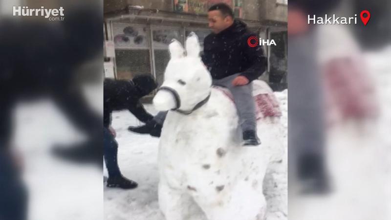 Görüntüler Hakkari'den... Kardan eşek yapıp bindiler