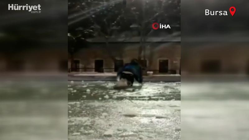 Donmuş süs havuzu üzerinde "yürürüm" iddiası hüsranla bitti