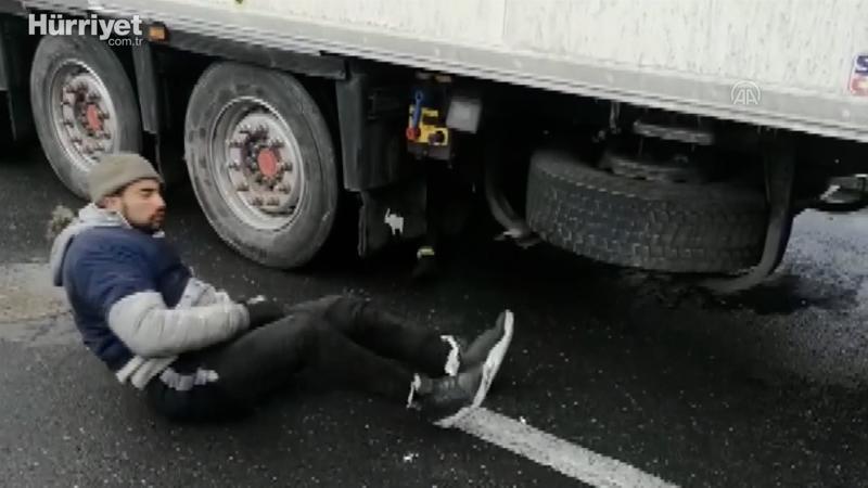 Türk polisinin dikkati, TIR'ların altına gizlenen düzensiz göçmenleri donmaktan kurtardı