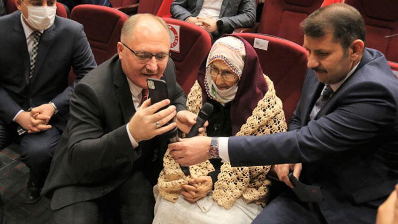 96 yaşındaki Fermude nine, telefonla Bakan Selçuk'la görüştü