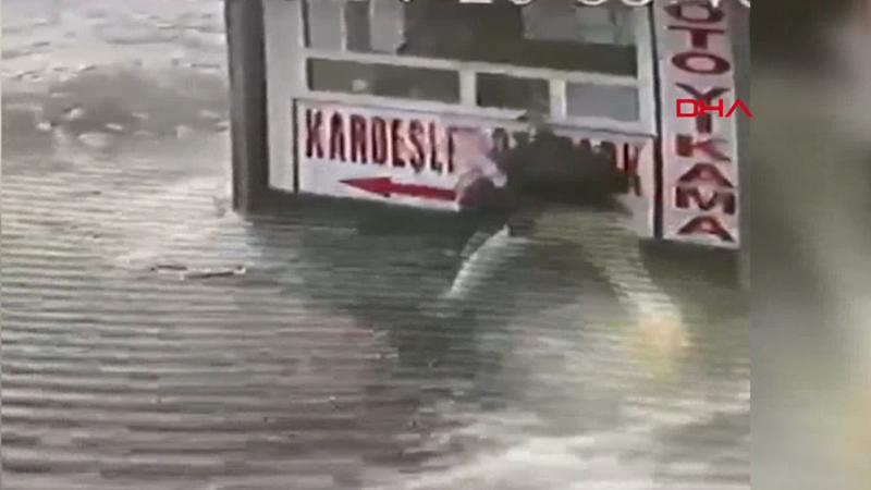 Buzlu yolda düşen babanın kucağındaki kızını kurtardığı anlar kamerada